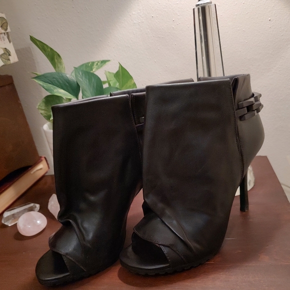 Sexy Black Ankle Boot by Lisa for Donald J. Pliner - Picture 4 of 12